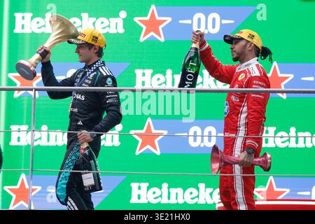 Die italienische Rennsiegerin Andrea Kimi Antonelli und das Mercedes AMG Petronas F1 Team feiern auf dem Podium beim F1 Grand Prix von China auf dem Shanghai International Circuit. Stockfoto