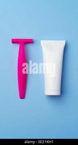 Rasierer und Creme nebeneinander auf eine blaue Oberfläche für die Pflege gelegt Stockfoto