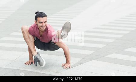 Sportlicher Mann, der fortgeschrittene Yoga Asana im Freien macht Stockfoto