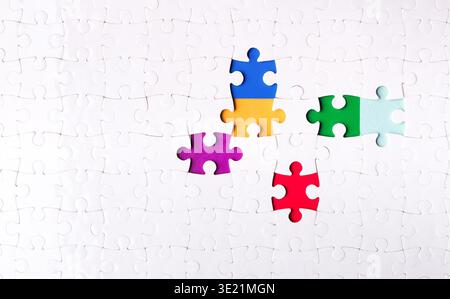 Bunte Puzzleteile auf einem leeren Hintergrund erstellen eine einzigartige visuelle Sammlung Stockfoto