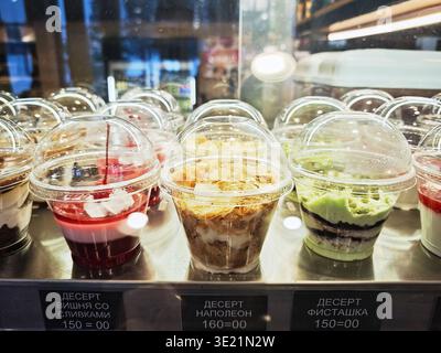 Kirow, Russland - 29. Januar 2026: Reisende erleben verschiedene Desserts in klaren Behältern in einem Dessertgeschäft während einer Fernreise in einer Stadt Stockfoto