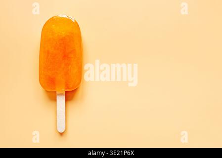Eis auf orangefarbenem Hintergrund. Stockfoto