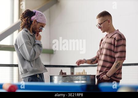 Zwei Junge Erwachsene Männer, Die Gemeinsam Schach Spielen Stockfoto