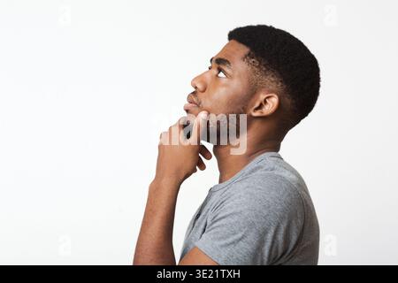 Nachdenkliches afroamerikanisches Mann-Profil-Porträt auf weiß Stockfoto