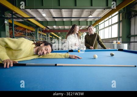 Junge Erwachsene Multiethnische Freunde Lachen Beim Billard-Spielen Im Haus Stockfoto