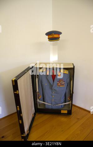 Marschall Titos blaue zeremonielle Luftwaffe-Uniform in originalem Reisegepäck im Museum of Jugoslawien Stockfoto