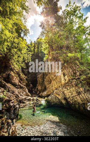 Wildbaden im Zinkenbach in der Osterhorngruppe beim Wolfgangsee bei Sankt Gilgen und Strobl im Salzburger Salzkammergut am 18.06.2021. // Wanderung entlang des Zinkenbachs in der Osterhorngruppe am Wolfgangsee, nahe Sankt Gilgen und Strobl im Salzkammergut am 18. Juni 2021. - 20210618 PD21631 Stockfoto