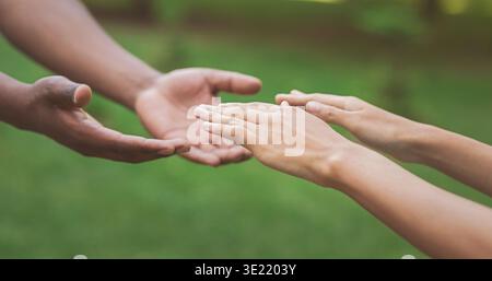 Diverse männliche und weibliche Hände ausstrecken zu jedem anderen Stockfoto