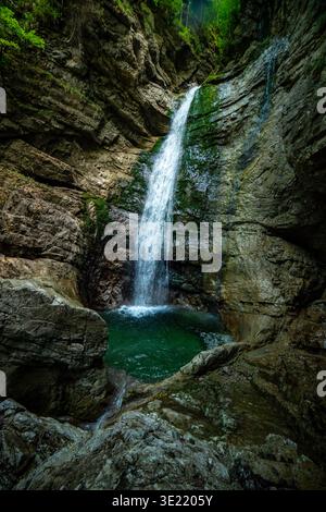 Wanderung entlang des Zinkenbach in der Osterhorngruppe beim Wolfgangsee bei Sankt Gilgen und Strobl im Salzburger Salzkammergut am 18.06.2021. Im Bild: Der Schreinbach Wasserfall // Wanderung entlang des Zinkenbachs in der Osterhorngruppe am Wolfgangsee, nahe Sankt Gilgen und Strobl im Salzkammergut am 18. Juni 2021. - 20210618 PD21629 Stockfoto
