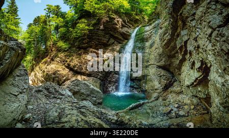 Wanderung entlang des Zinkenbach in der Osterhorngruppe beim Wolfgangsee bei Sankt Gilgen und Strobl im Salzburger Salzkammergut am 18.06.2021. Im Bild: Der Schreinbach Wasserfall // Wanderung entlang des Zinkenbachs in der Osterhorngruppe am Wolfgangsee, nahe Sankt Gilgen und Strobl im Salzkammergut am 18. Juni 2021. - 20210618 PD21627 Stockfoto
