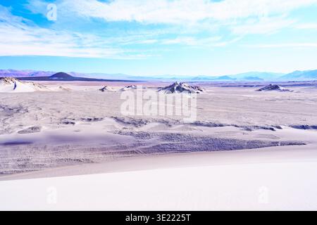 Weite Sandwüstenlandschaft mit Dünen und fernen Bergen in der argentinischen Puna, Argentinien. Stockfoto