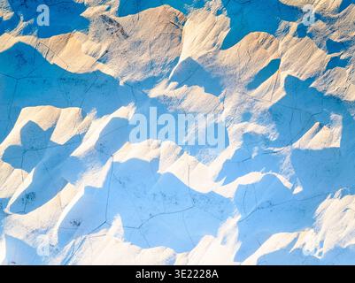 Abstrakte Salztextur mit Rissen und Schatten, die geometrische Muster in der argentinischen Puna-Wüste bilden. Stockfoto