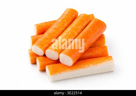Surimi klebt auf weißem Hintergrund Stockfoto