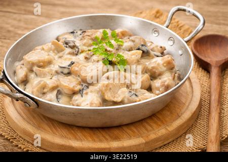 Schweinefleisch mit cremiger Pilzsauce Stockfoto