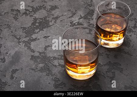Zwei Gläser Scotch Whiskey auf schwarzem Marmortisch Stockfoto