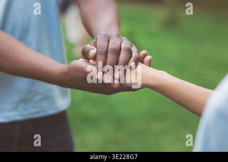 Nahaufnahme der unterstützenden Hände eines Freundes Stockfoto
