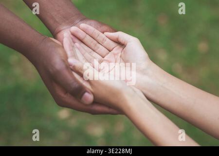 Der Mann und die Frau die Hände zusammen und deutete sie Hilfe benötigen Stockfoto
