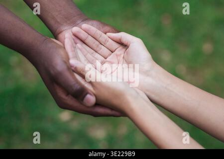 Der Mann und die Frau die Hände zusammen und deutete sie Hilfe benötigen Stockfoto