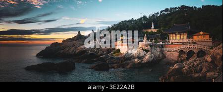 Haedong Yonggungsa buddhistischer Tempel an der felsigen Küste bei Sonnenuntergang in Busan, Südkorea Stockfoto