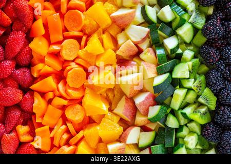 Farbenfrohe Auswahl an frischem Obst und Gemüse in einem Regenbogenverlauf. Stockfoto