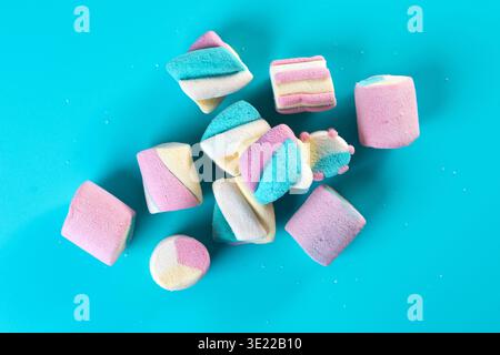 Bunte Marshmallows auf blauem Hintergrund. Draufsicht. Stockfoto