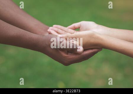 Der Mann und die Frau die Hände zusammen und deutete sie Hilfe benötigen Stockfoto