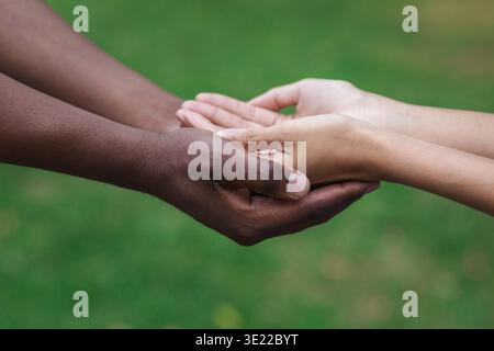Der Mann und die Frau die Hände zusammen und deutete sie Hilfe benötigen Stockfoto