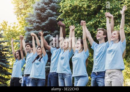 Melden Sie Gruppe von jungen Freiwilligen Hände in Park Stockfoto