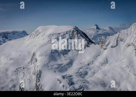 Alphubel ist einer der zahlreichen 4000 m hohen Gipfel, die Sie sowohl von Zermatt als auch von SaaS Fee aus sehen. Ein wunderbarer Skiberg. Stockfoto