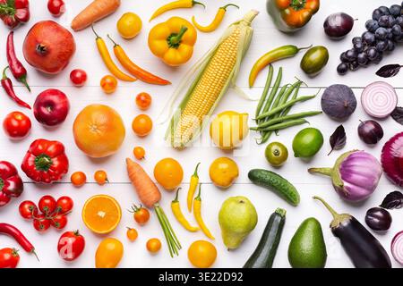 Zusammensetzung von Obst und Gemüse in Regenbogenfarben Stockfoto