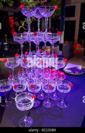 Buffet mit Kristallgläsern und frischen Obsttellern bei einer Firmengala. Konzept des High-End-Hospitality-Service, feierliche Hochzeit Veranstaltungsort Desi Stockfoto