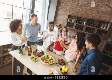 Blick von oben auf Freunde, die zu Hause eine Dinner-Party genießen Stockfoto