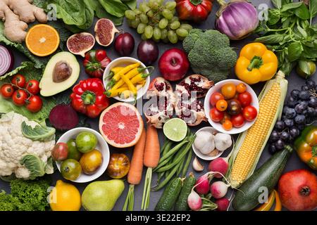 Verschiedene frische reife Früchte und Gemüse Hintergrund Stockfoto