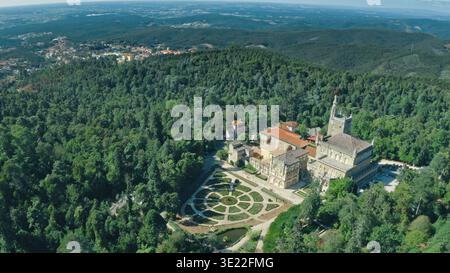Blick auf das alte historische Gebäude des berühmten Bussaco Palace in Luso Portugal Europa Hotelresidenz buchen in grünen Bergen Natur Stockfoto