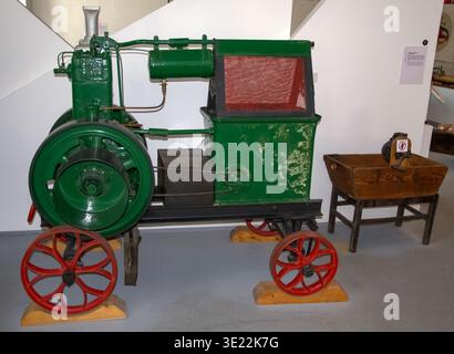Vintage Green stationärer Motor auf Rädern – Ausstellung zum Industriekultur Stockfoto