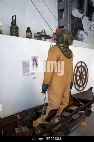 Vintage Taucheranzug mit Kupferhelm - historische Maritime Ausstellung Stockfoto