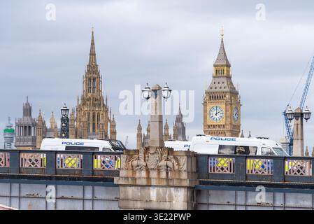 Polizeiwagen auf der Lambeth Bridge, mit den Türmen des Palace of Westminster, London, Großbritannien. Die Brücke wurde von der Polizei geschlossen, um die Demonstranten zu trennen Stockfoto