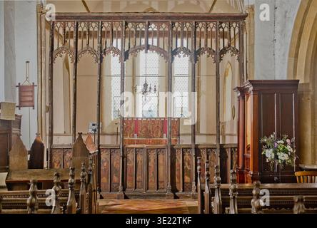 Der Bildschirm und das Detail in der St. George's Church, Gooderstone, Norfolk, Großbritannien. Auf dem Bildschirm sehen Sie die zwölf Apostel mit vier lateinischen Ärzten an den Toren. Von der Nordseite (links) sind sie St. Peter, St. Andreas, St. Jakob, St. Jakob der Letzte, St. Thomas, St. Jerome, John Chrysostom, Basilius der große, Gregor von Nazians, Athanasius von Alexandria, St. Bartholomäus, St. Philipp, St. Juda, St. Matthäus, St. Matthias. Stockfoto