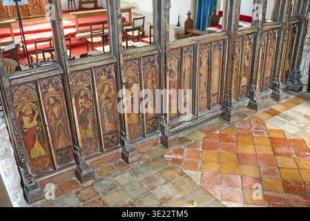 Der Bildschirm und das Detail in der St. George's Church, Gooderstone, Norfolk, Großbritannien. Auf dem Bildschirm sehen Sie die zwölf Apostel mit vier lateinischen Ärzten an den Toren. Von der Nordseite (links) sind sie St. Peter, St. Andreas, St. Jakob, St. Jakob der Letzte, St. Thomas, St. Jerome, John Chrysostom, Basilius der große, Gregor von Nazians, Athanasius von Alexandria, St. Bartholomäus, St. Philipp, St. Juda, St. Matthäus, St. Matthias. Stockfoto