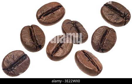 Fallende Kaffeebohnen isoliert auf weißem Hintergrund Stockfoto