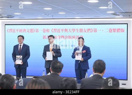 Hongkong, Chinas Hongkong. März 2026. John Lee (C), Chief Executive der Sonderverwaltungsregion Hongkong, nimmt am 18. März 2026 an einer Buchpräsentation im südchinesischen Hongkong Teil. Der erste Band ausgewählter Werke von Xi Jinping über Wirtschaft, zusammen mit zwei Bänden von Xi Jinping und Studenten der Universität, debütierten am Mittwoch in Hongkong. Alle drei Bücher wurden in traditionellen chinesischen Schriftzeichen veröffentlicht. Quelle: Chen Duo/Xinhua/Alamy Live News Stockfoto
