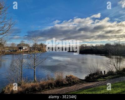 Malerischer Blick auf den Arrow Valley Lake in Redditch Stockfoto
