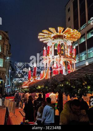 Birmingham Frankfurt German Market mit vielen Menschenmassen, die die Verkaufsstände durchstöbern Stockfoto