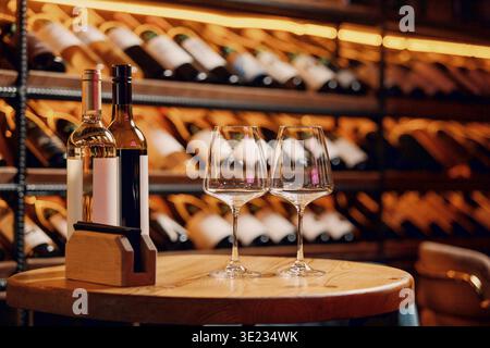 Weinprobe im Hintergrund des Weinkellers Stockfoto