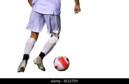 Rückansicht eines Fußballspielers in weißer Uniform, der Fußball mit weißem Hintergrund dribbelt. Stockfoto
