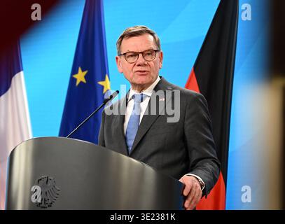 Berlin, Deutschland. März 2026. Außenminister Johann Wadephul (CDU) spricht auf einer Pressekonferenz mit dem französischen Außenminister Barrot. Quelle: Lilli Förter/dpa/Alamy Live News Stockfoto