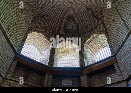 Taschkent (Toschkent), Usbekistan (O'zbekiston) - 26. Mai 2025: Innenansicht einer gemauerten Kuppel mit Bogenfenstern und kalligraphischen Holzbalken in A Stockfoto