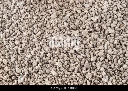 Dieses detaillierte Foto von oben zeigt die komplizierte Textur des Mineralfüllgranulats und zeigt eine gleichmäßige Verteilung kleiner, poröser Partikel i Stockfoto