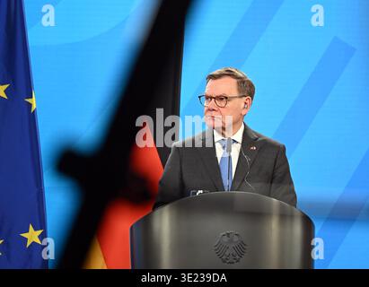 Berlin, Deutschland. März 2026. Außenminister Johann Wadephul (CDU) spricht auf einer Pressekonferenz mit dem französischen Außenminister Barrot. Quelle: Lilli Förter/dpa/Alamy Live News Stockfoto