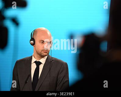 Berlin, Deutschland. März 2026. Frankreichs Außenminister Jean-Noël Barrot spricht auf einer gemeinsamen Pressekonferenz mit Deutschlands Außenminister Wadephul. Quelle: Lilli Förter/dpa/Alamy Live News Stockfoto